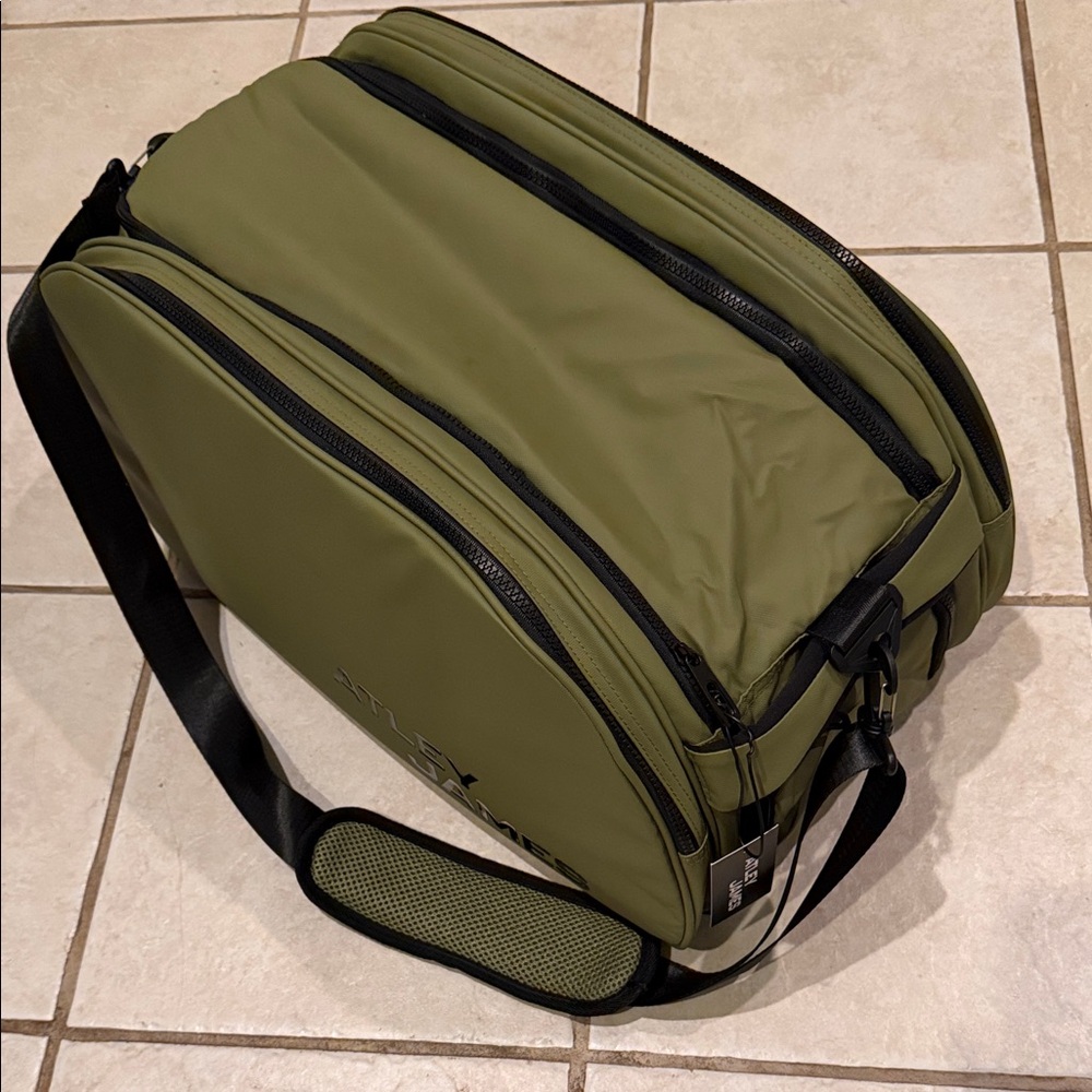 Stylish Easy Travel Duffel Bag With Many Compartments
